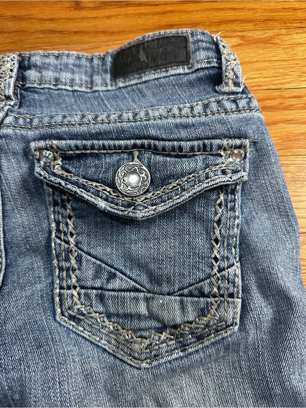 Daytrip Leo Bootcut Jeans Y2K Low Rise Embroidered Rhinestone Flap Pockets 25S - Picture 9 of 9